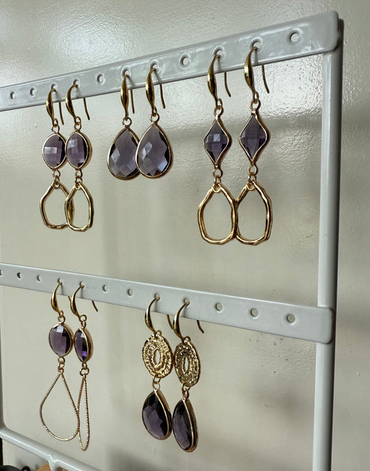 Doorzichtige paarse facetsteen aan een ovale hanger