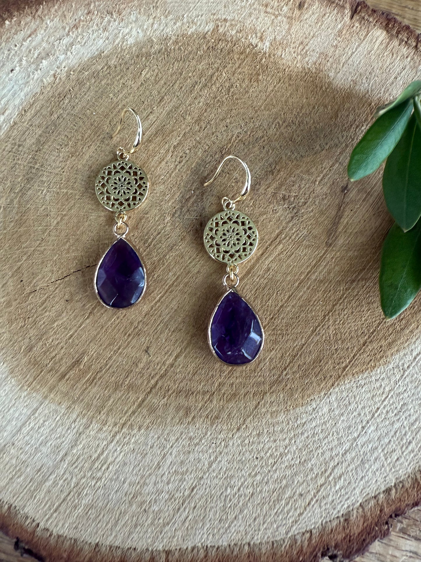 Paarse natuursteen aan ronde connector