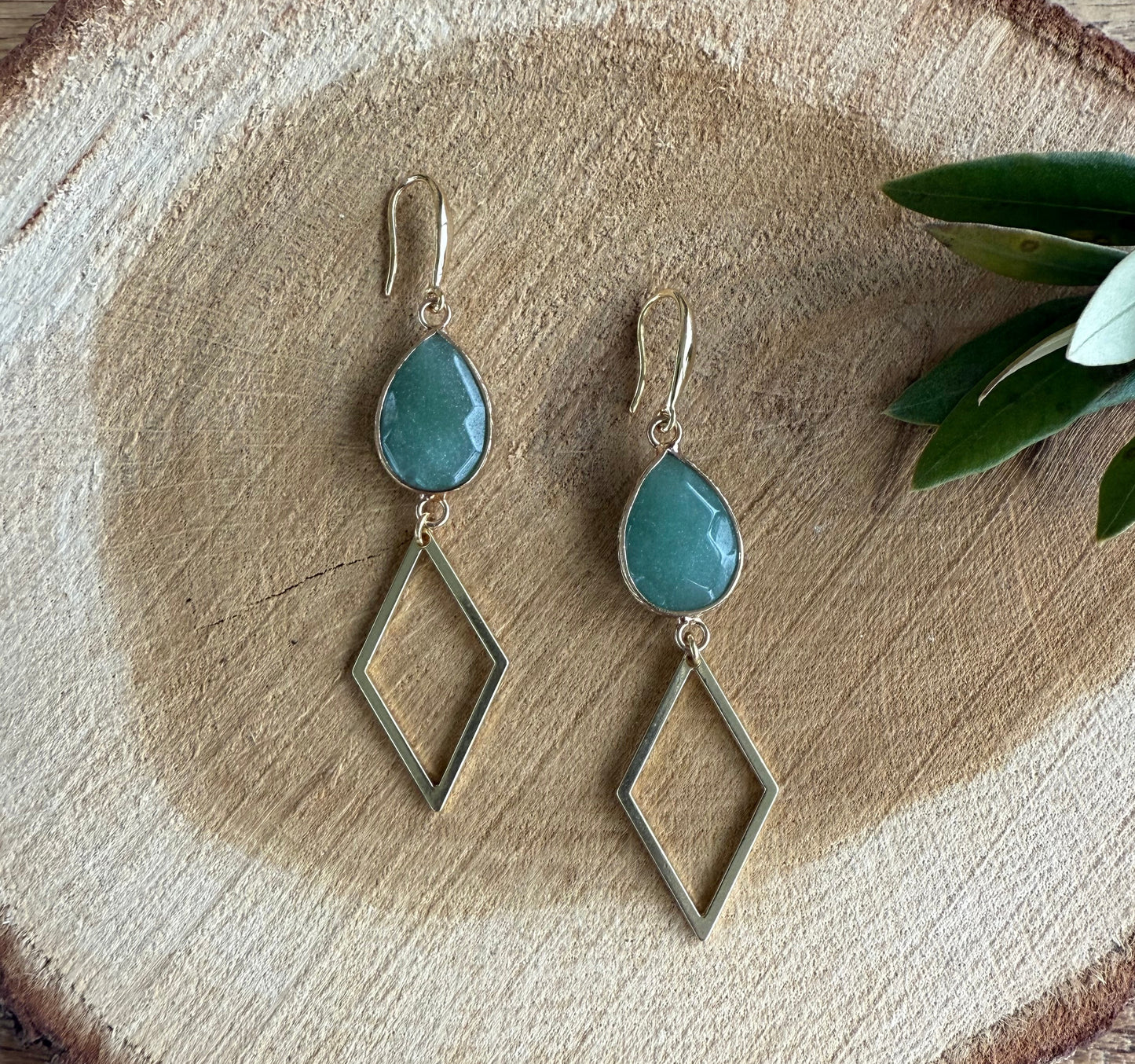 Zacht groene natuursteen met lange hanger