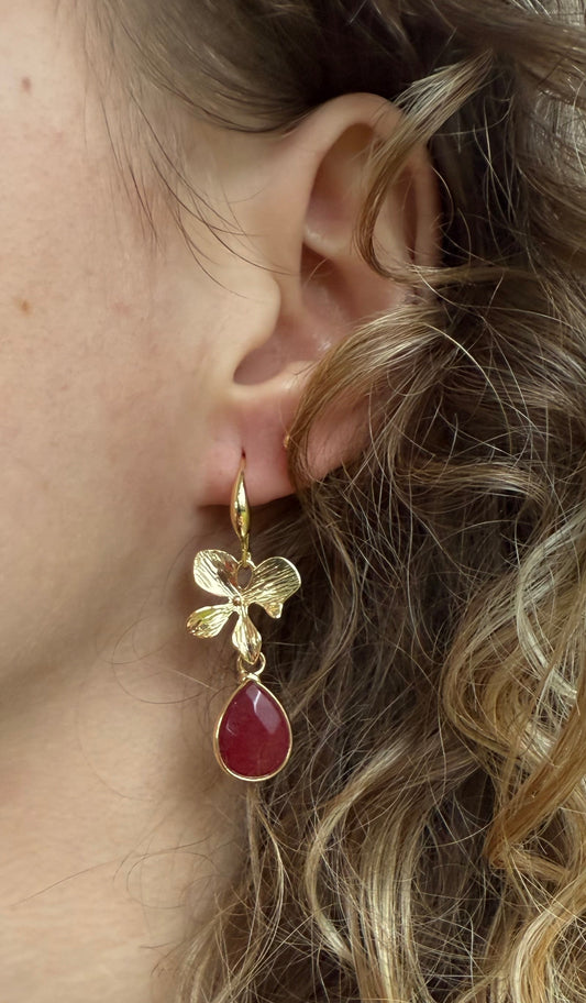 Kleine bordeauxrode natuursteen aan een bloem