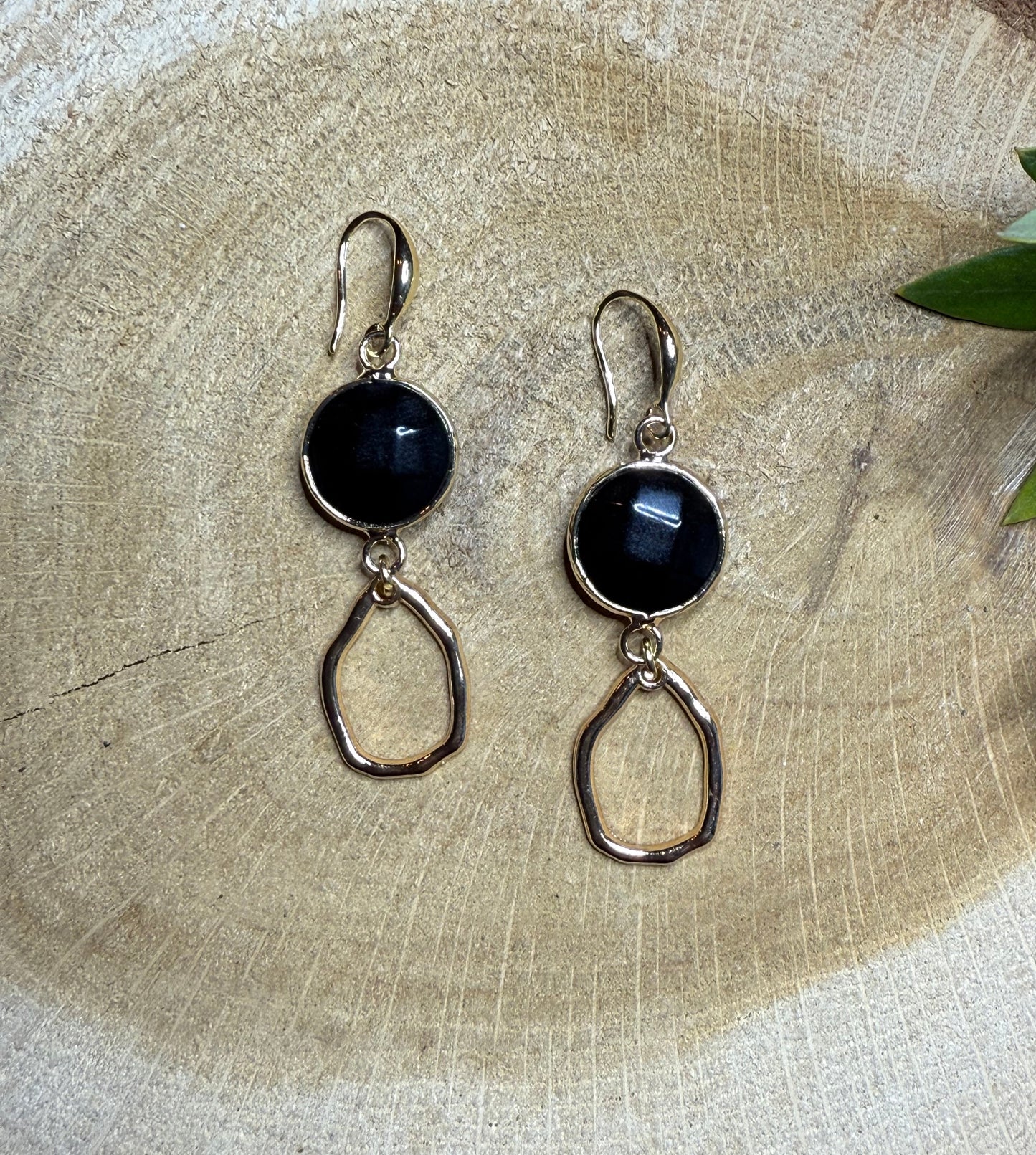 Zwarte natuursteen met kleine hanger