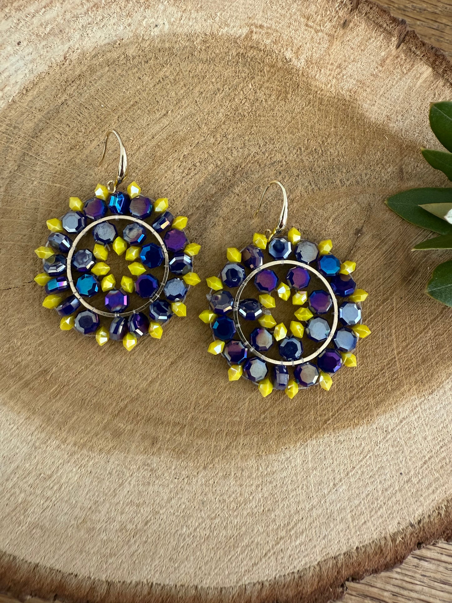 Donkerpaars/blauw en gele kralen