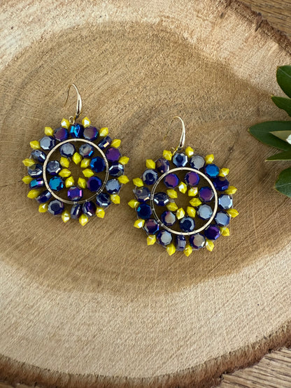 Donkerpaars/blauw en gele kralen