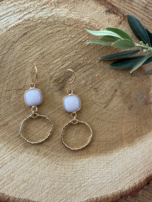 Licht paarse steen met gehamerd rondje