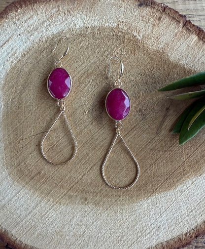 Donker roze natuursteen met lange open druppel