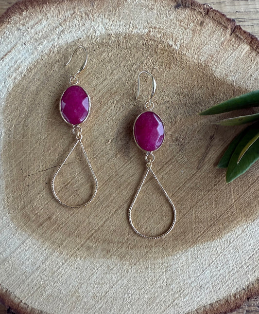 Donker roze natuursteen met lange open druppel