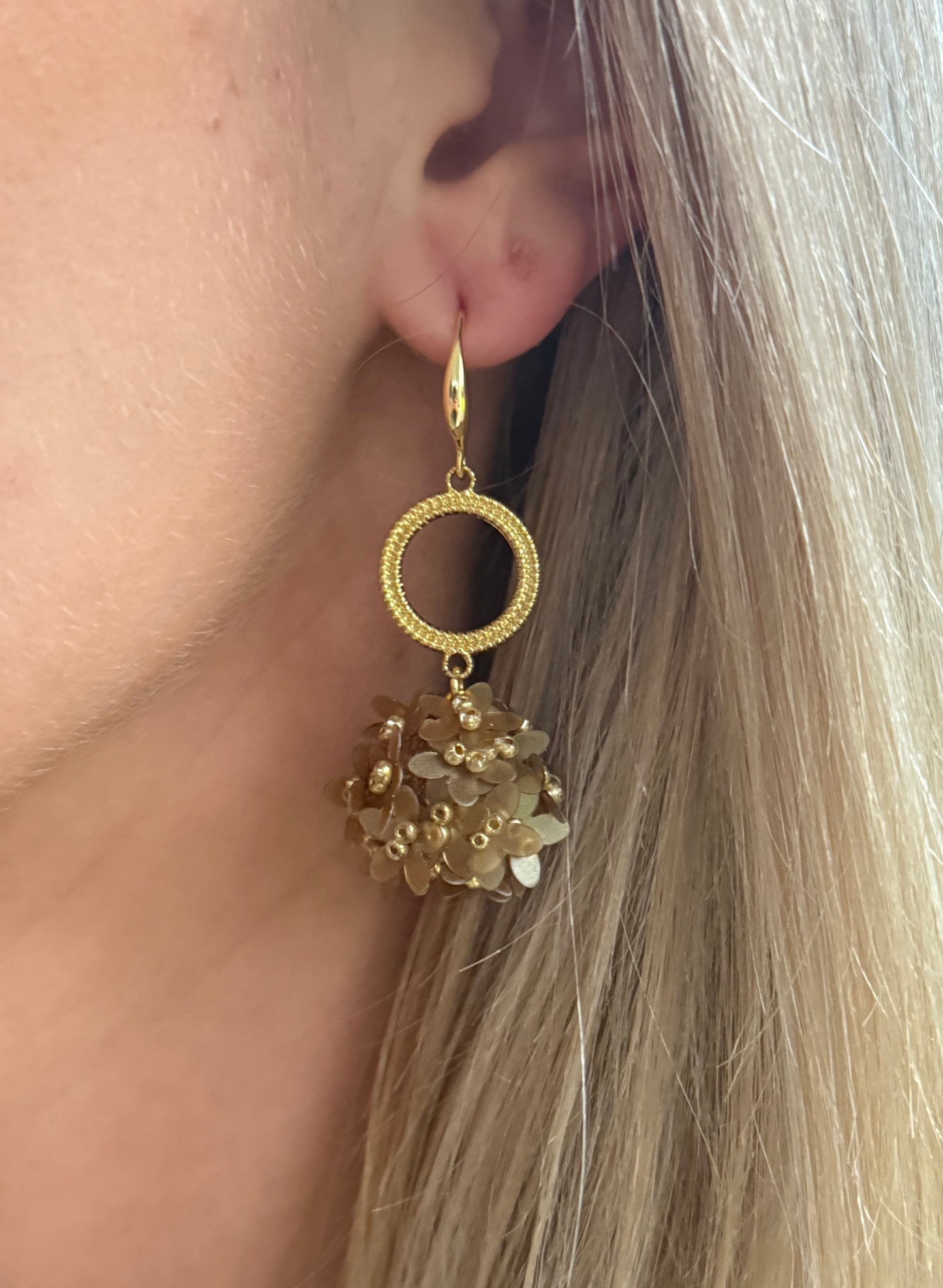 Beige/bruine bolletje aan open connector