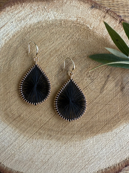 Zwart geweven druppel