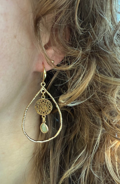 Grote open druppel met licht groen steentje