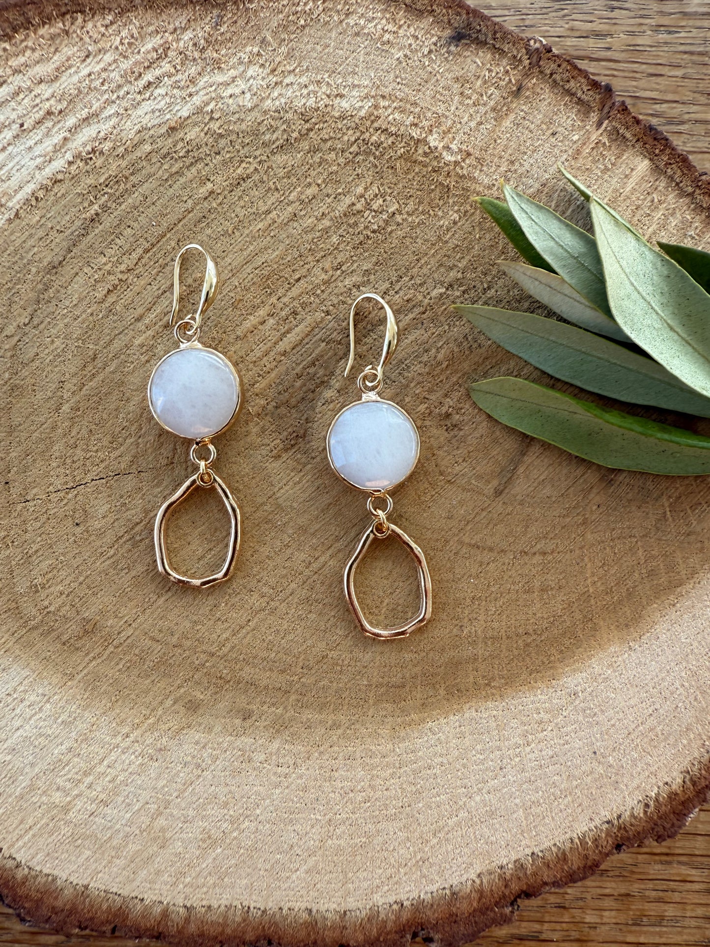 Witte natuursteen met kleine hanger