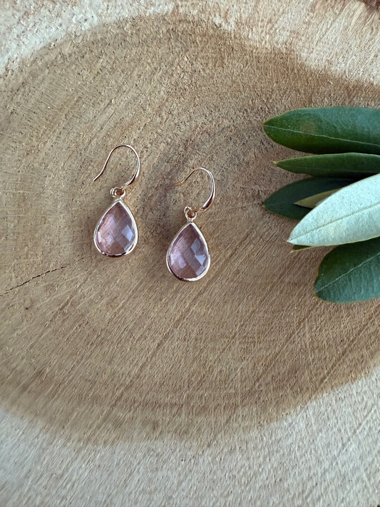 Klein lichtroze doorzichtig facetsteentje