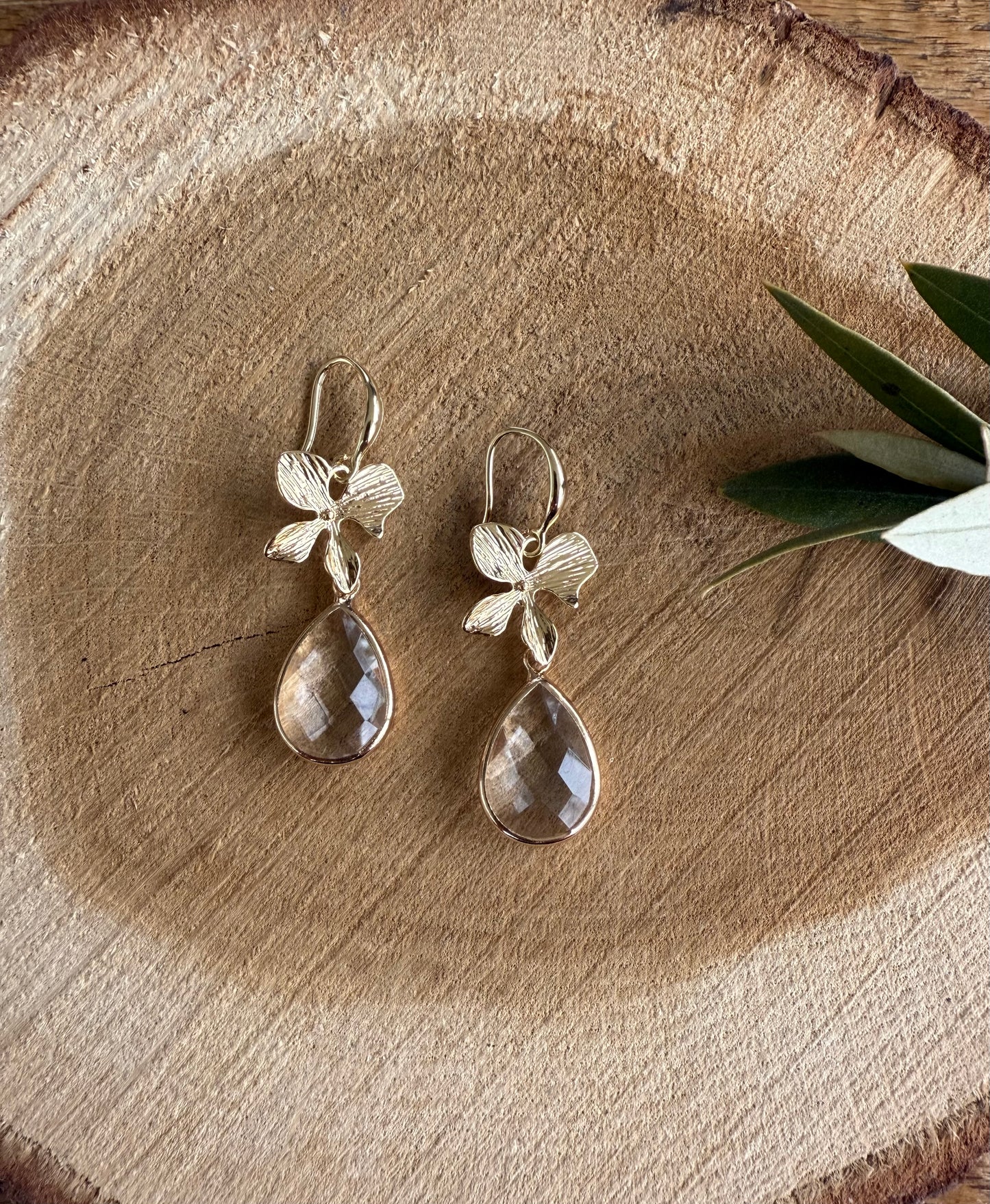 Bloem met doorzichtige facetsteen