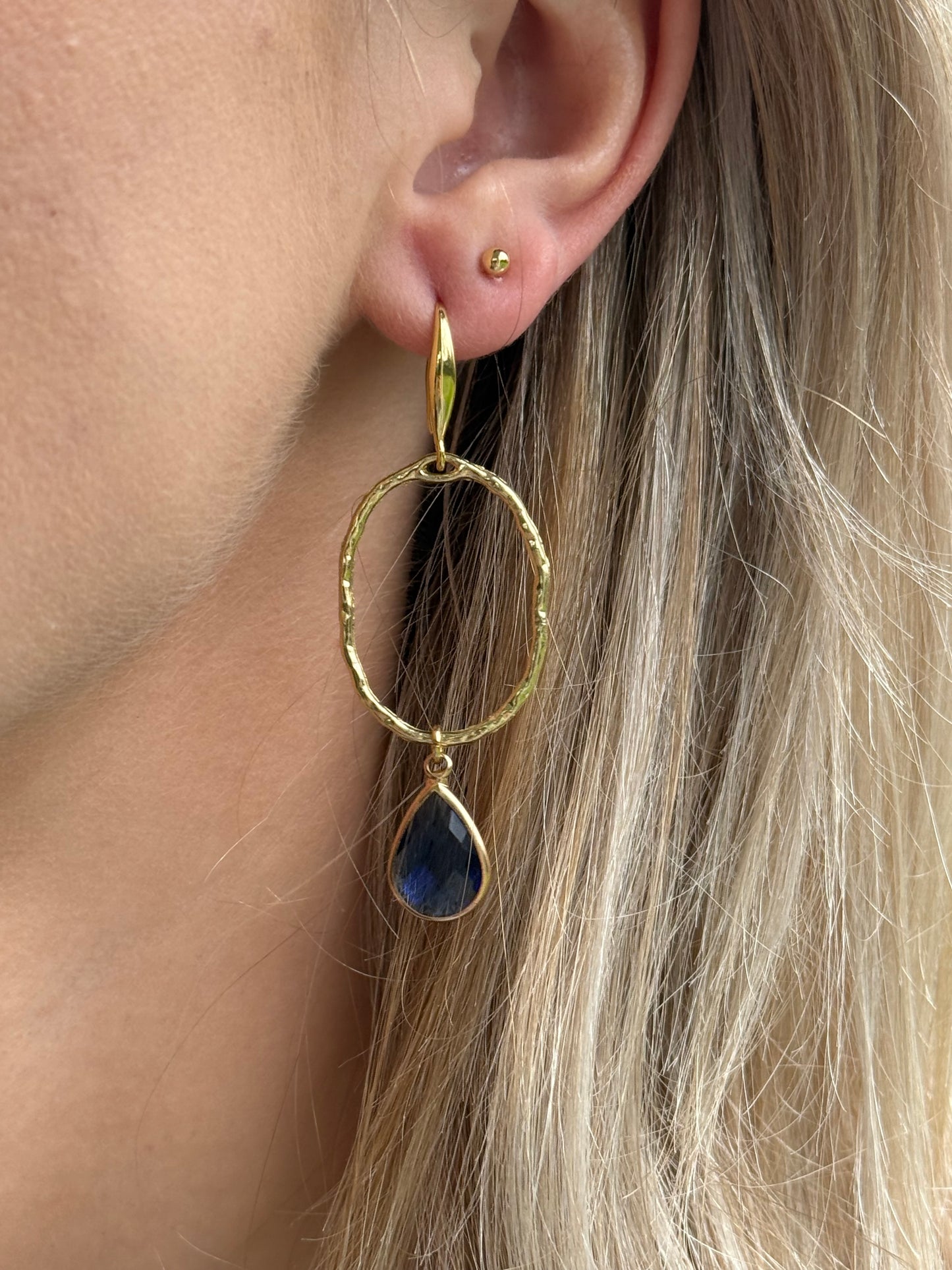 Kleine blauwe doorzichtige druppel