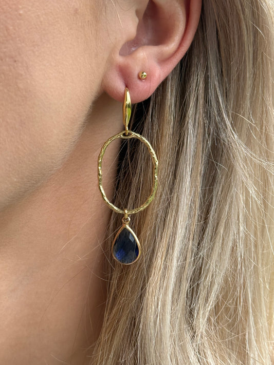 Kleine blauwe doorzichtige druppel