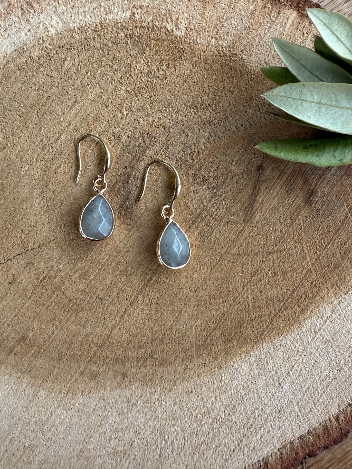 Kleine lichtgrijs natuursteen druppel