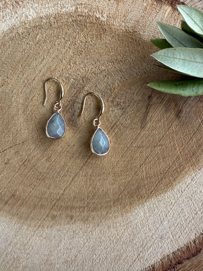 Kleine lichtgrijs natuursteen druppel