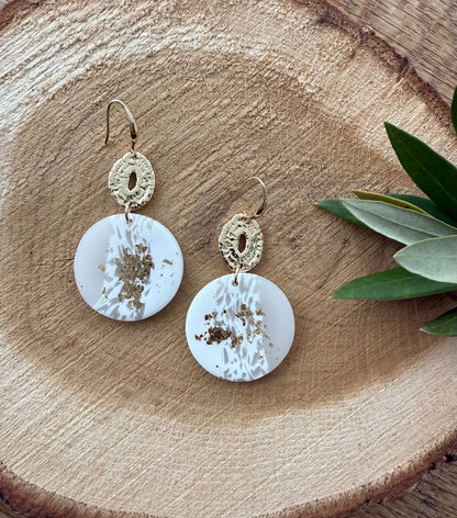 Ovale connector met witte hanger met bladgoud