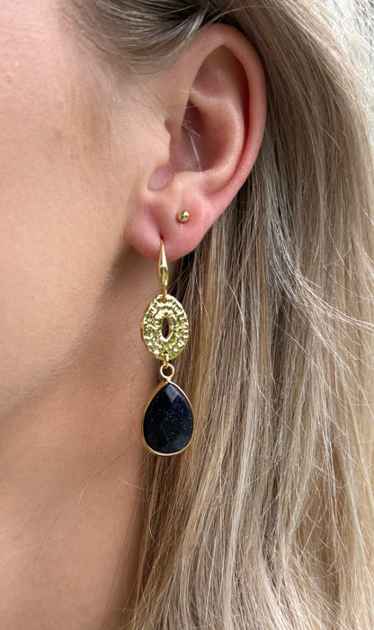 Donker blauwe natuursteen met glittertjes aan ovale connector