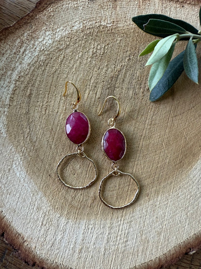 Donker roze steen met gehamerd rondje