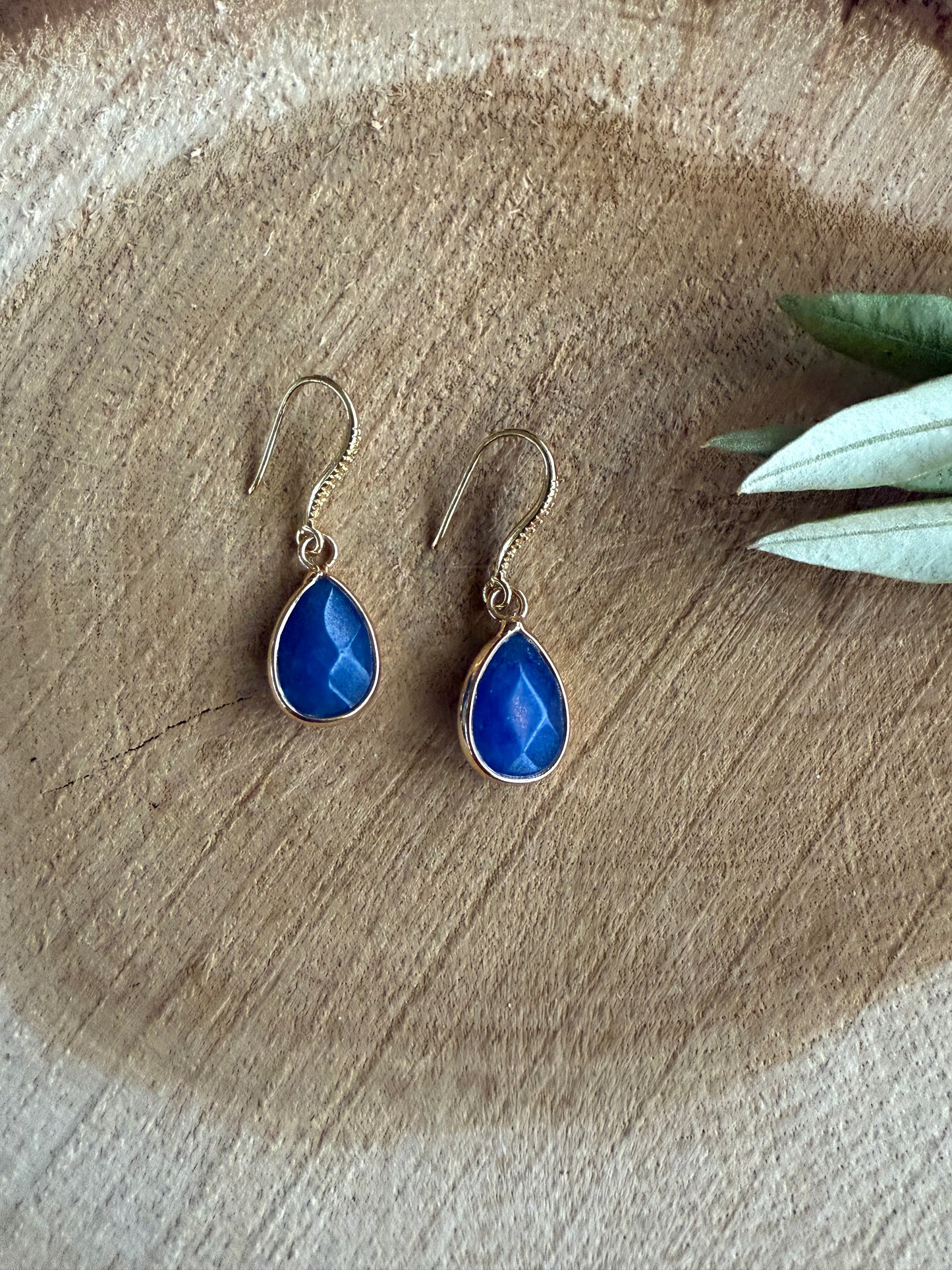 Kleine blauwe natuursteen druppel