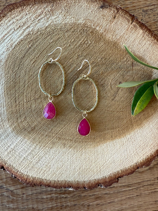 Roze natuursteen aan gehamerde hanger