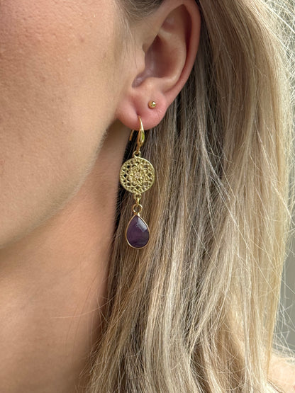 Kleine paarse natuursteen druppel aan ronde connector