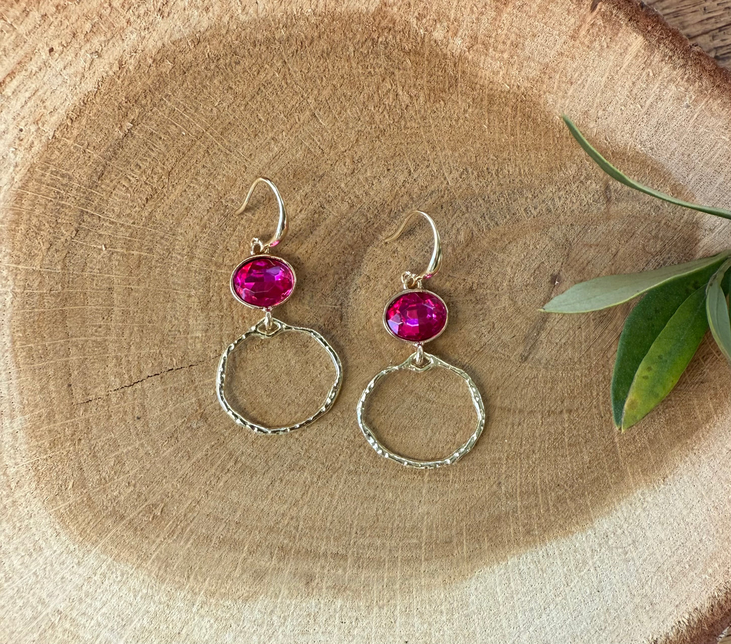 Knalroze steen met gehamerd rondje