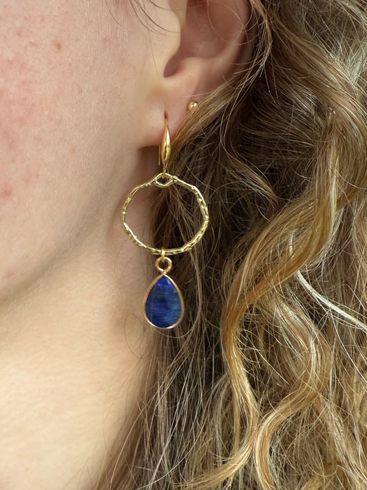 Kleine blauwe natuursteen aan ronde hanger