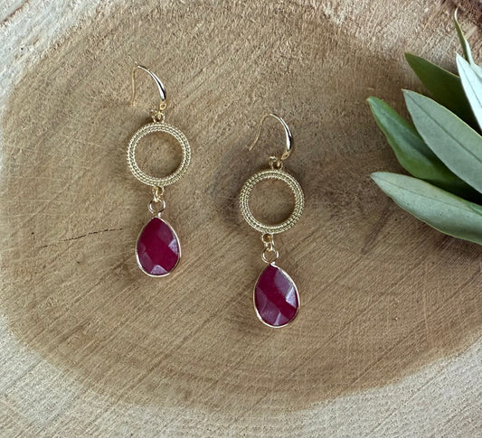 Kleine bordeauxrode natuursteen druppel aan een open connector.