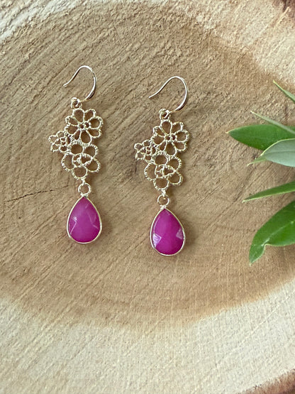Roze natuursteen aan chique hanger