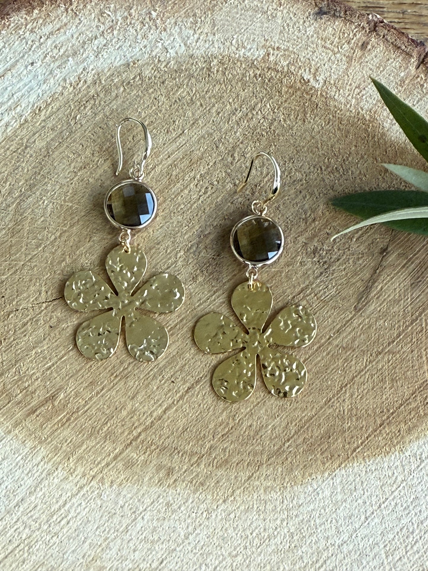 Doorzichtige bruine facetsteen met goudkleurige bloem