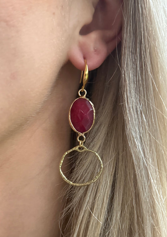 Donker roze steen met gehamerd rondje