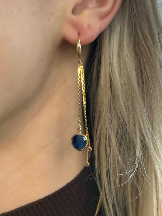 Lange oorbellen met doorzichtig blauw steentje