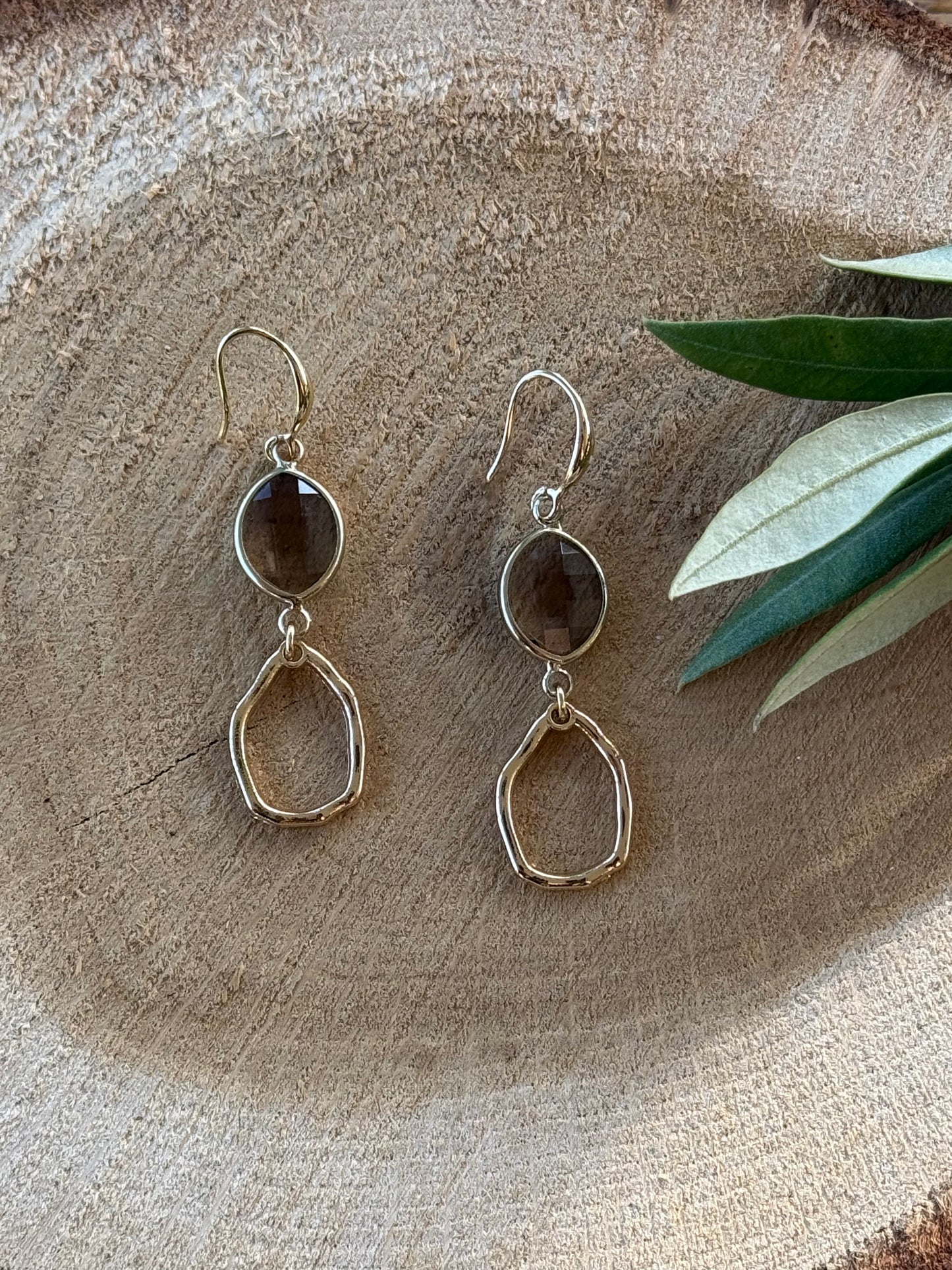 Doorzichtig ovale bruine steen met kleine hanger