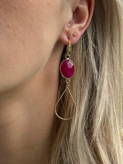 Donker roze natuursteen met lange open druppel