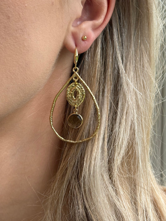 Grote open druppel met doorzichtig bruin steentje