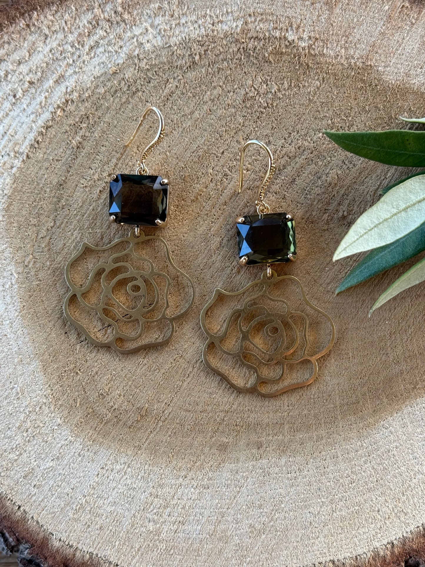 Doorzichtige bruine vierkante steen met koperen bloem