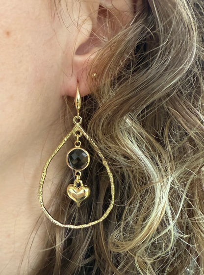 Grote open druppel met klein bruin facetsteentje en hartje