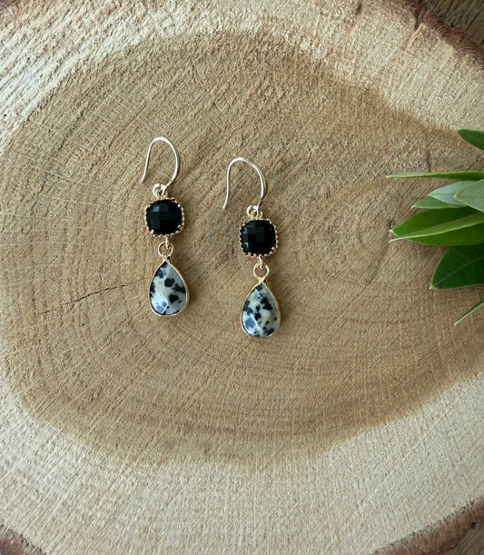 Kleine zwarte oorbellen met kleine dalmatiër druppel