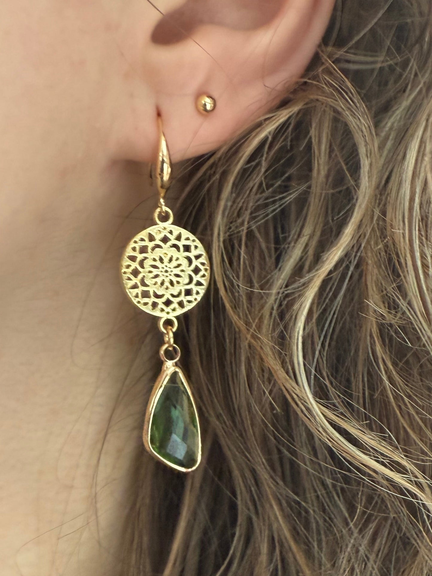 Licht groene facetsteen aan een dichte connector