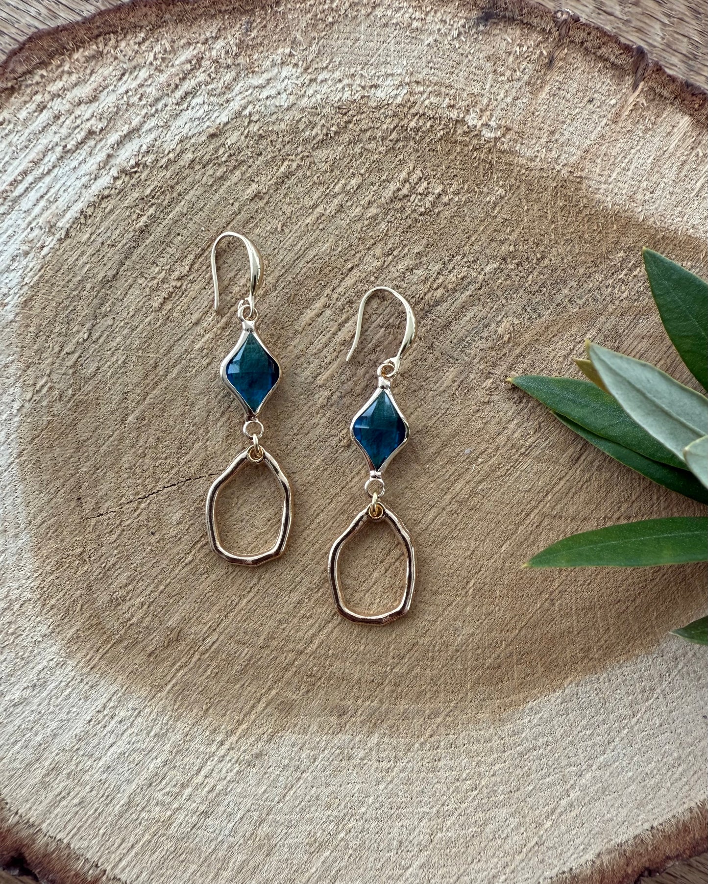 Doorzichtig blauw facetsteentje met kleine hanger