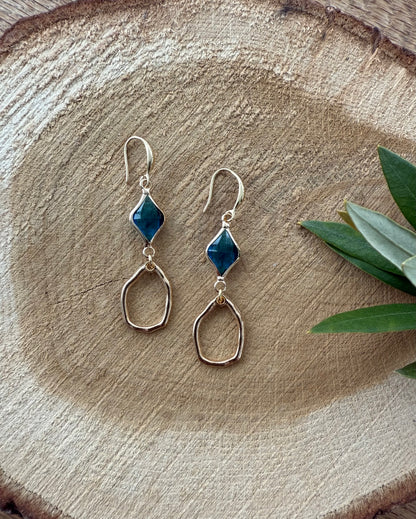 Doorzichtig blauw facetsteentje met kleine hanger