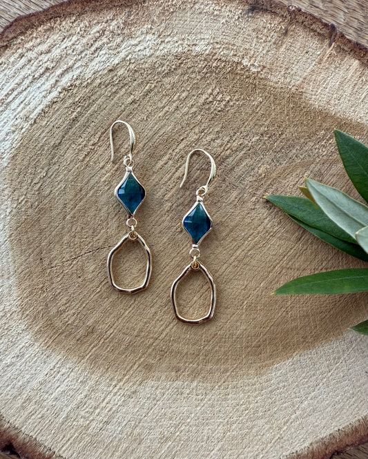 Doorzichtig blauw facetsteentje met kleine hanger