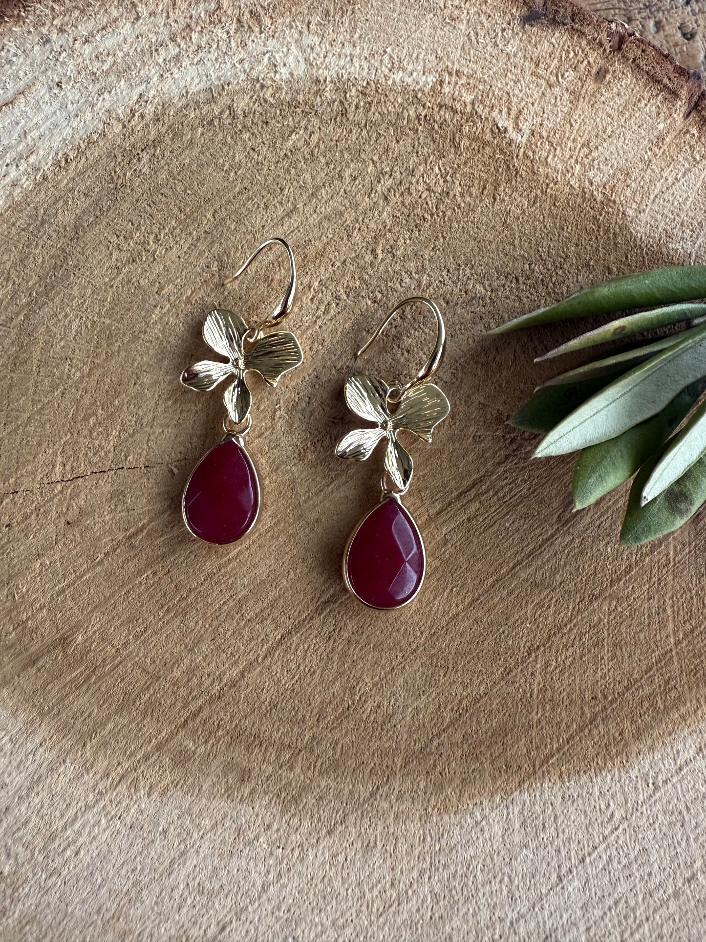 Kleine bordeauxrode natuursteen aan een bloem