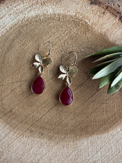 Kleine bordeauxrode natuursteen aan een bloem