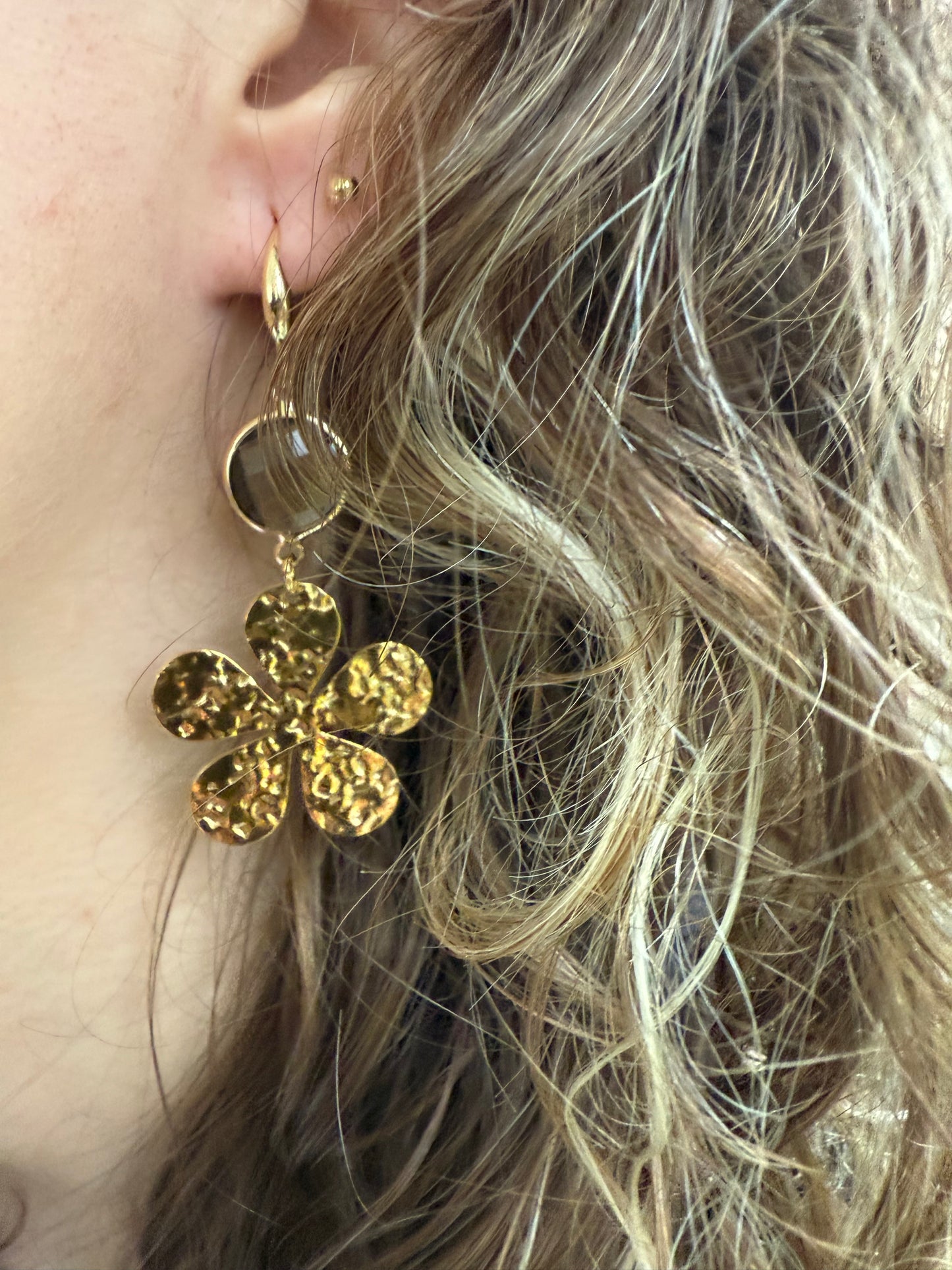 Doorzichtige bruine facetsteen met goudkleurige bloem