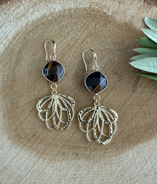 Bruine tijgeroog met gevlochten bloem