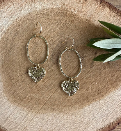 Gehamerd hartje aan gehamerd ovale hanger