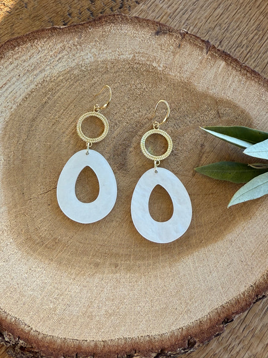 Witte resin hanger aan open connector