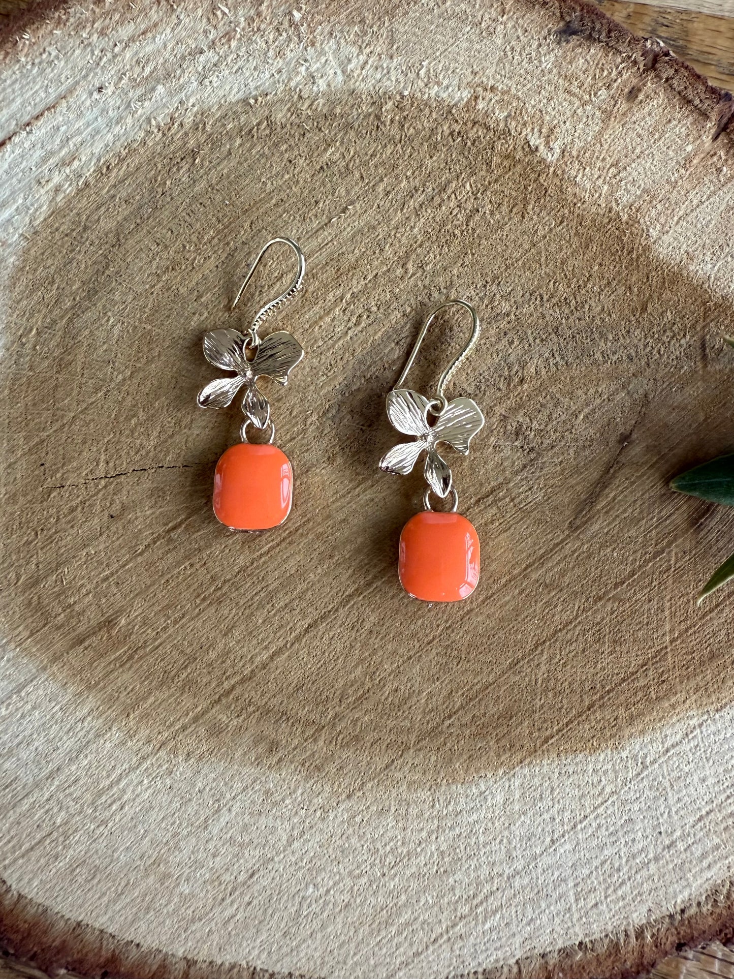 Oranje steen aan een bloemetje